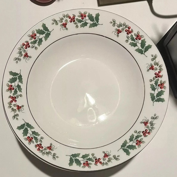Vintage Gibson China Gold Trim Holly Berry Christmas Charm 6" Soup Bowls 8 Count - Picture 2 of 8